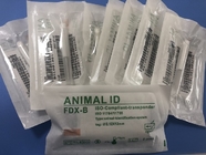 os peixes animais do hospital icar lascam a seringa do microchip para o veterinário dos animais de estimação